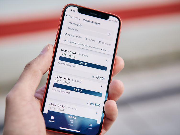 Ein Smartphone mit auf dem Bildschirm angezeigtem DB Navigator