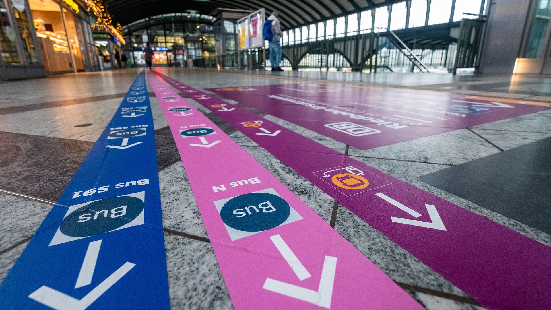 Direction pointers for replacement services on the station floor