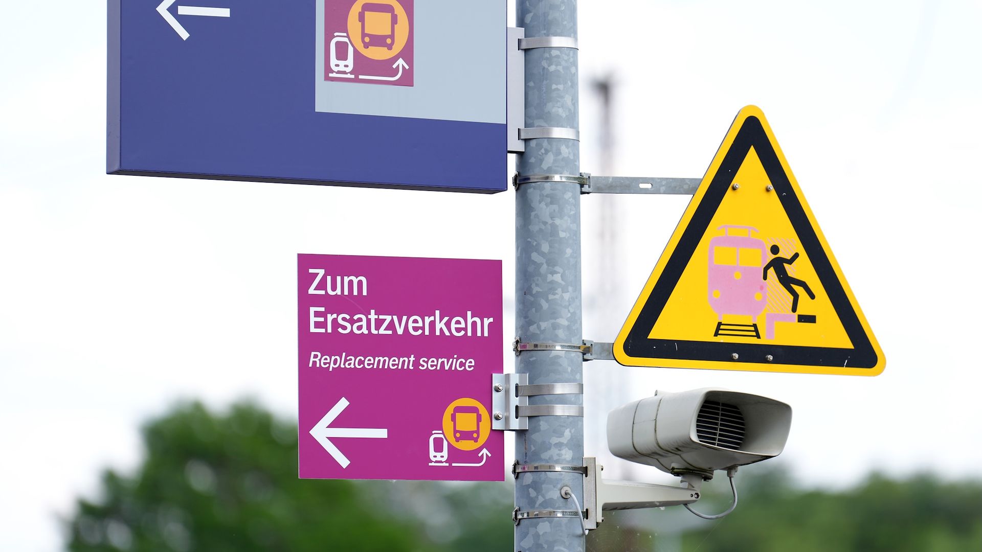 Direction pointers for the replacement service